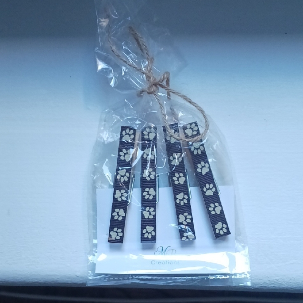 NWT Paw Print Magnetic Peg Clips